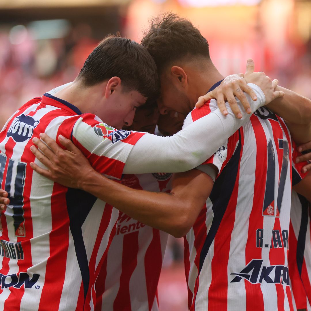 Jugadores de Chivas en un partido de Liga MX